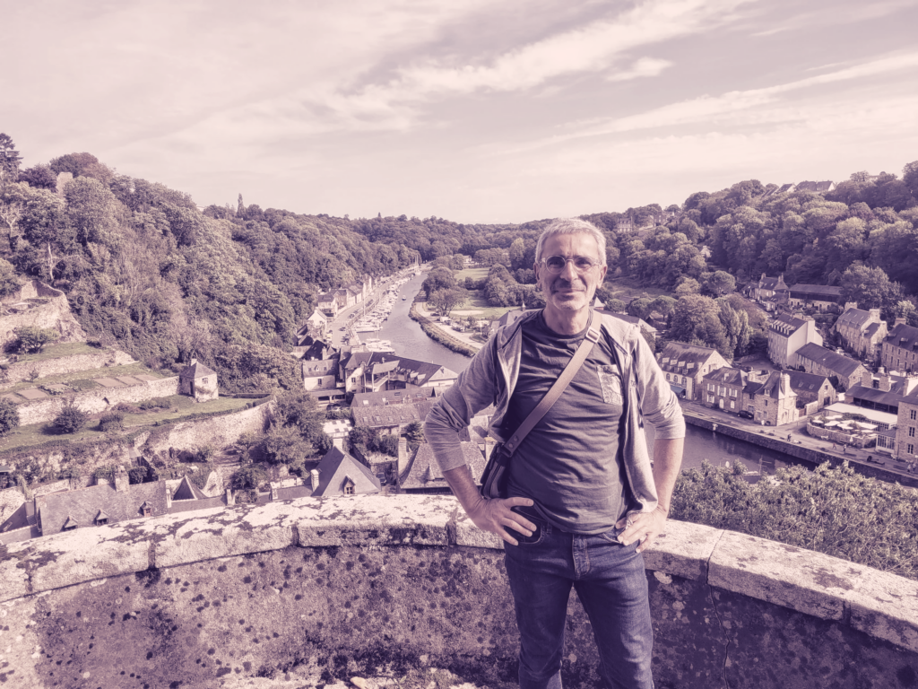 Portrait de Benoit Besnard éducateur et comportementaliste canin à Dinan